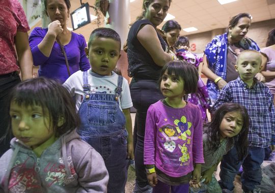 Migrants are released from ICE custody at a Greyhound Bus station in Phoenix May 28, 2014. The Border Patrol says about 400 migrants were flown from Texas to Arizona because of surge in migrants being apprehended in Texas. This group was from Texas.(Photo: Michael Chow/The Republic)