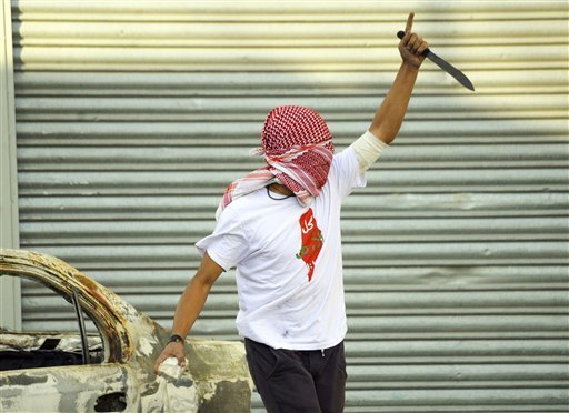 A Palestinian demonstrator raises a knife, during clashes with Israeli police, in Shuafat refugee camp in Jerusalem, Friday, Oct. 9, 2015. Recent days have seen a string of attacks by young Palestinians with no known links to armed groups who have targeted Israeli soldiers and civilians at random, complicating Israeli efforts to contain the violence, which has been linked to tensions over a sensitive Jerusalem holy site. (Photo: Mahmoud Illean/AP)