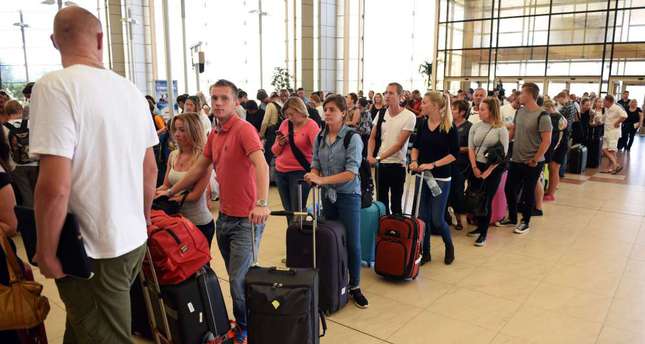 Tourists queue up at check-in counters at the airport of Egypt's Red Sea resort of Sharm El-Sheikh on November 6, 2015. Britain moved to repatriate thousands of tourists from Egypt's Sharm el-Sheikh after warnings a "terrorist bomb" may have brought down a Russian jet that took off from the resort, as several nervous airlines scrapped their flights. (AFP/Mohamed el-Shahed) 