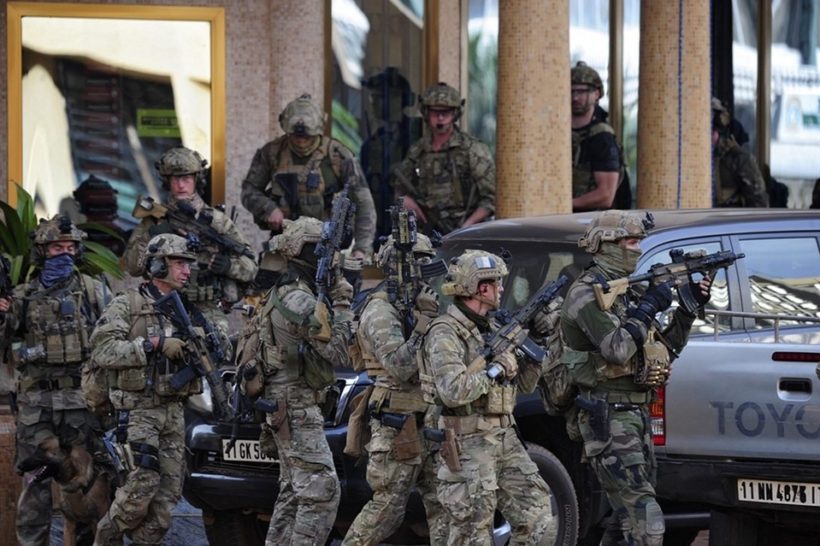 French forces take up positions outside the Splendid Hotel in Ouagadougou, Burkina Faso, on Saturday, after gunmen launched attacks on two hotels and a cafe. (Photo: Ahmed Yempabou / European Press Photo Agency)