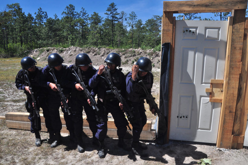 The Tigres practice with live ammunition under the supervision of U.S. Special Forces at a training camp in Honduras 