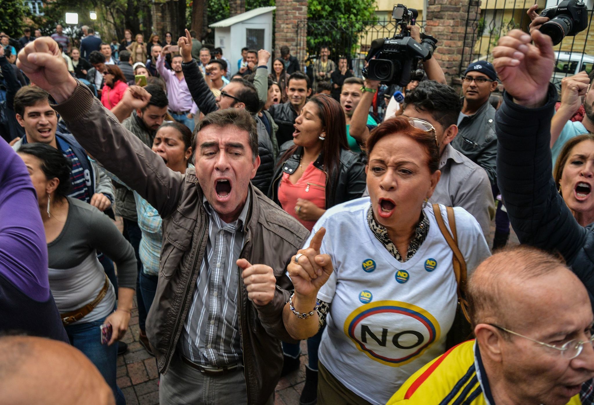Colombian voters reject peace deal between the government and FARC rebels (LA Times)
