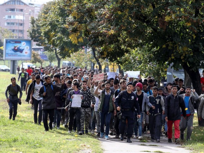 Several hundred refugees and migrants walk heading in the direction of the Hungarian border, in Belgrade, Serbia October 4, 2016.