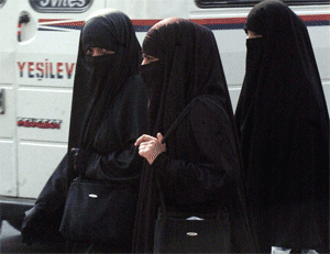 Women in Adana (Turkey) wearing the niqab.