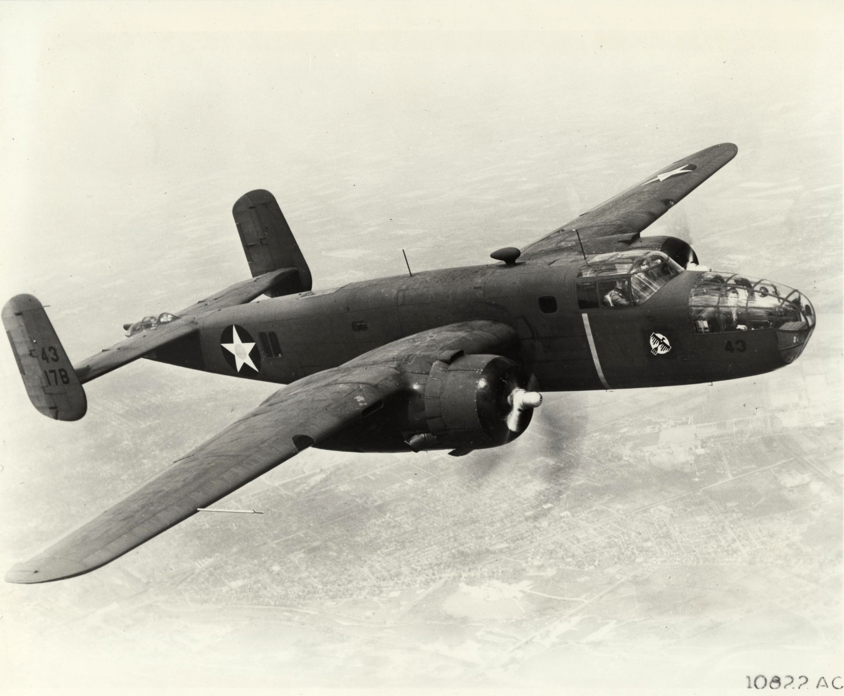 18 avril 1942 Premier raid aérien sur Tokyo par le colonel Doolittle . B-25-Doolittle-Raid-USAF