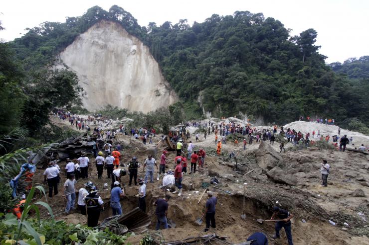 Rescue team members and volunteers search for mudslide victims in Santa Catarina Pinula, on the outskirts of Guatemala City, Oct. 2, 2015. (Photo: Josue Decavele/Reuters)