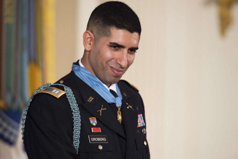 Army captain who tackled suicide bomber gets Medal of Honor