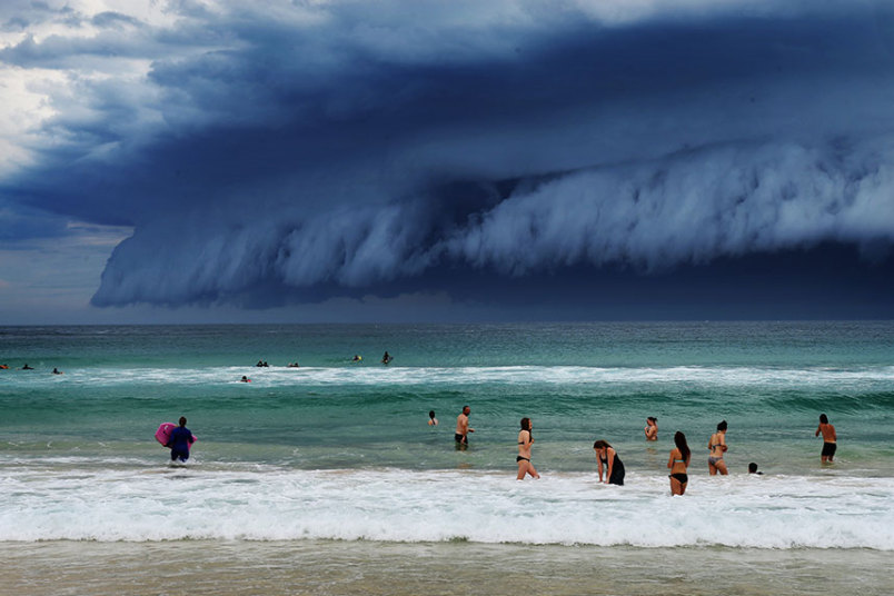 Massive ‘cloud tsunami’ stuns Australia