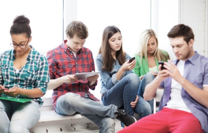 U.S. families struggling with teens’ phone use