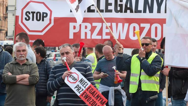 World #2 – Poland: Hundreds of cab drivers protest Uber in Warsaw