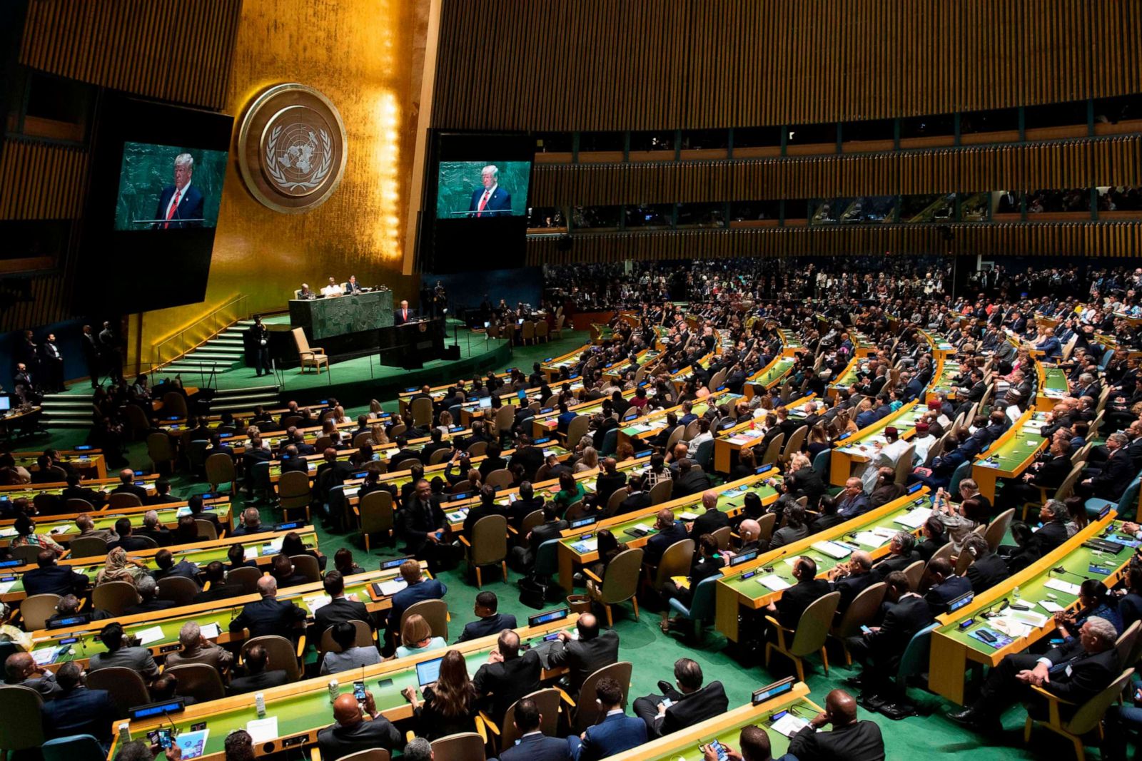 33 оон. Зал Генеральной Ассамблеи ООН. Генеральная Ассамблея ООН 1959. Генеральная Ассамблея ООН это орган. Генеральная Ассамблея ООН 1995.