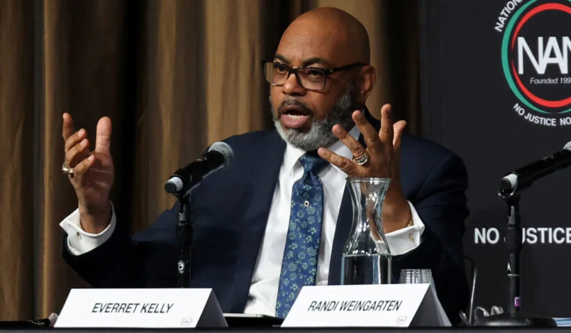 Largest federal worker union urges end to government shutdown